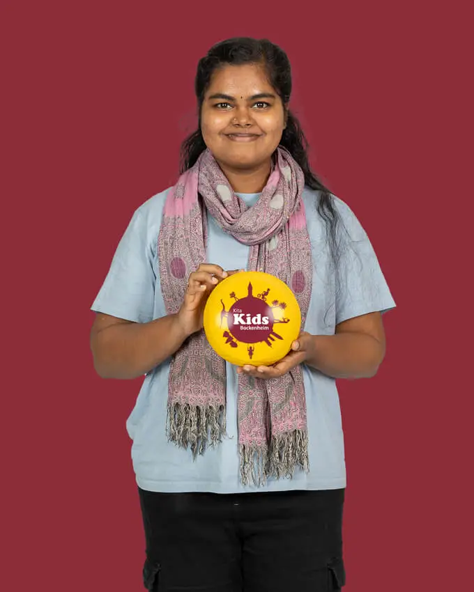 Meera mit Kita-Ball